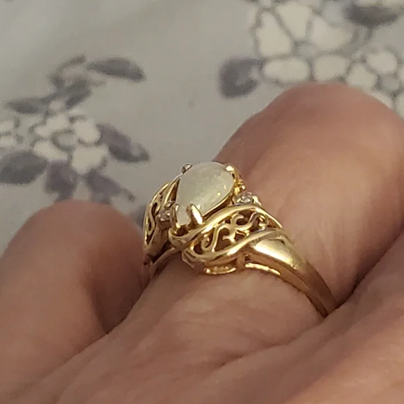 Beautiful dainty opal/diamond ring - Picture 3 of 8